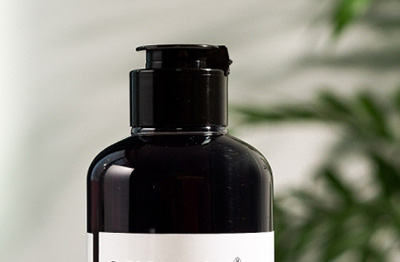 Fondée en 2005, dispose de 13 000 mètres carrés de bâtiments d'usine standard, est un ensemble de recherche et développement, de production et de vente dans l'une des entreprises de matériaux d'emballage cosmétiques.